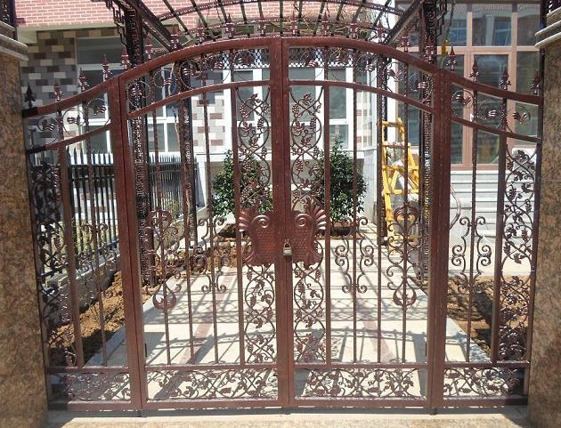 铁艺大门的镂��p��如何制作